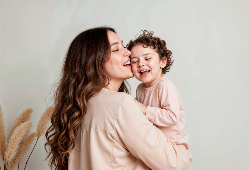 Autoestima - Mãe abraçando o filho com amor